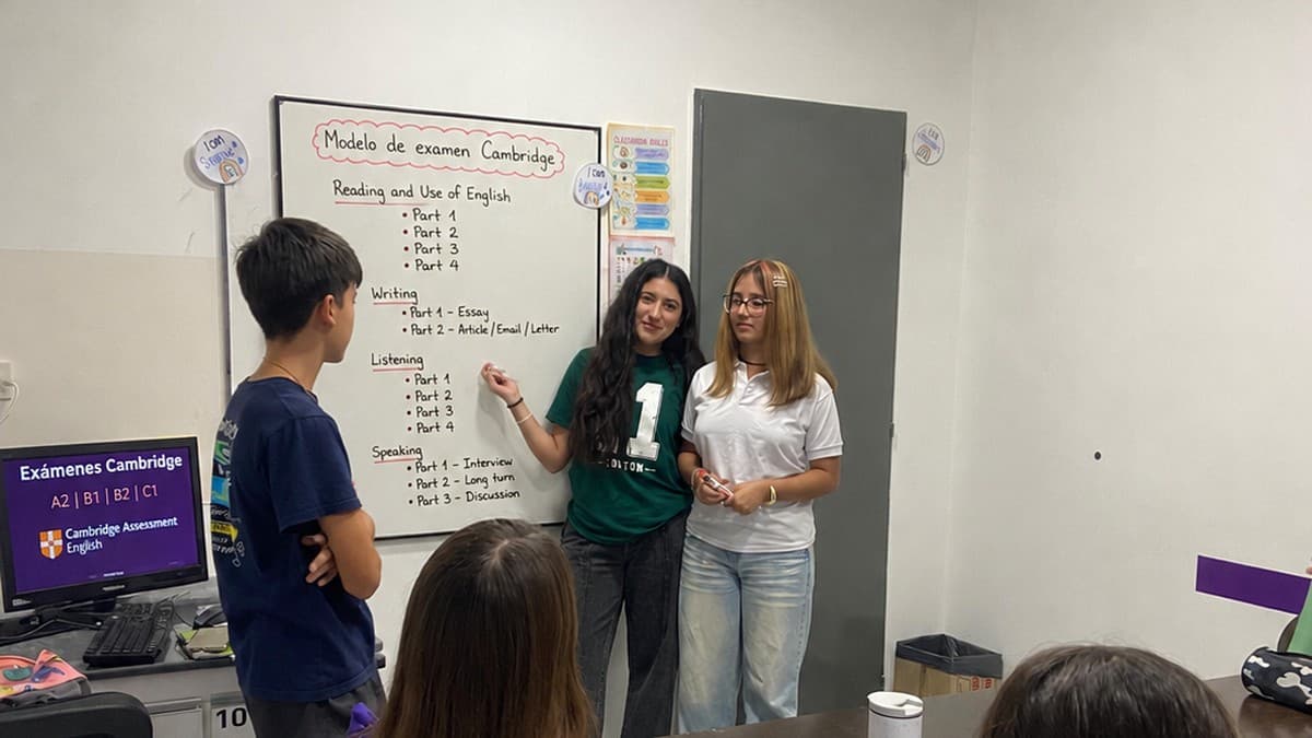 Docente del instituto explicando la estructura del examen internacional a una alumna