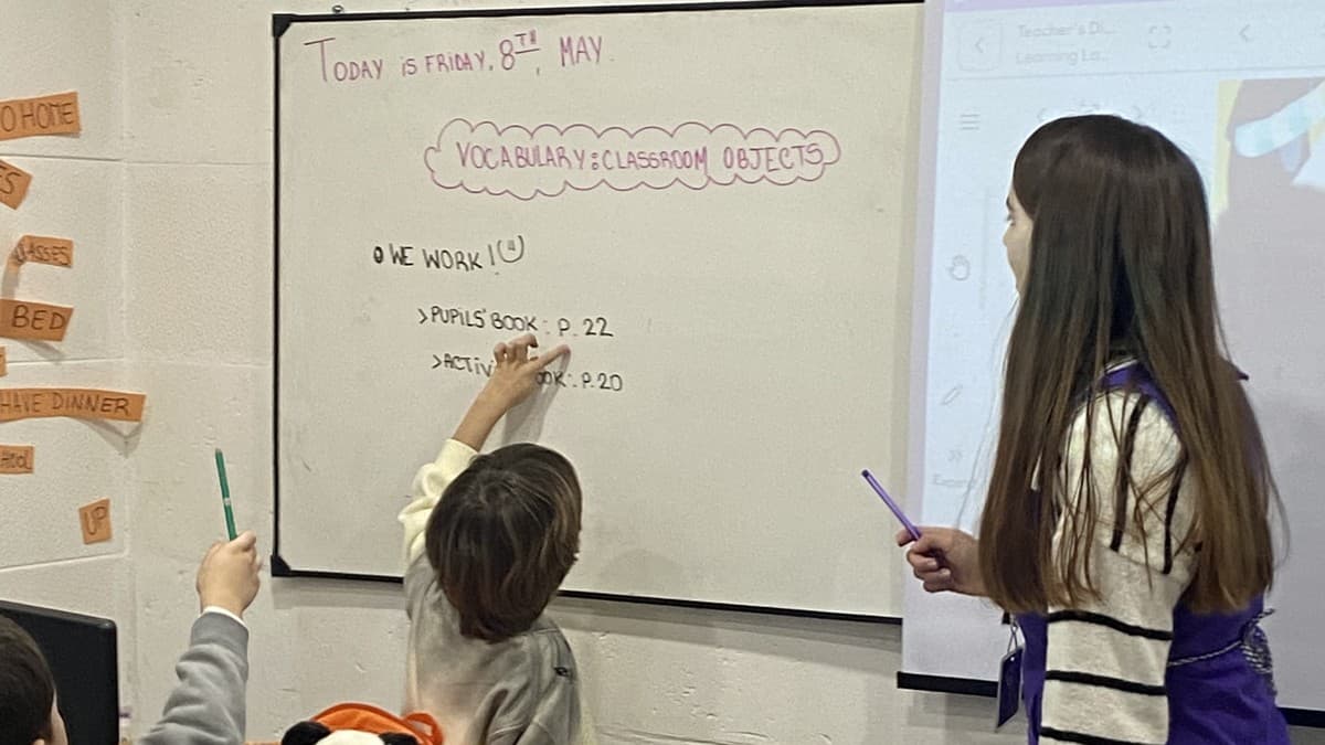 Alumnos principiantes en clase de inglés practicando vocabulario básico