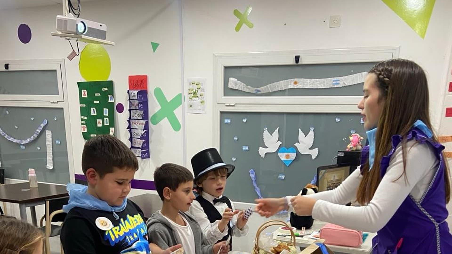 Grupo de alumnos participando de un taller temático de inglés