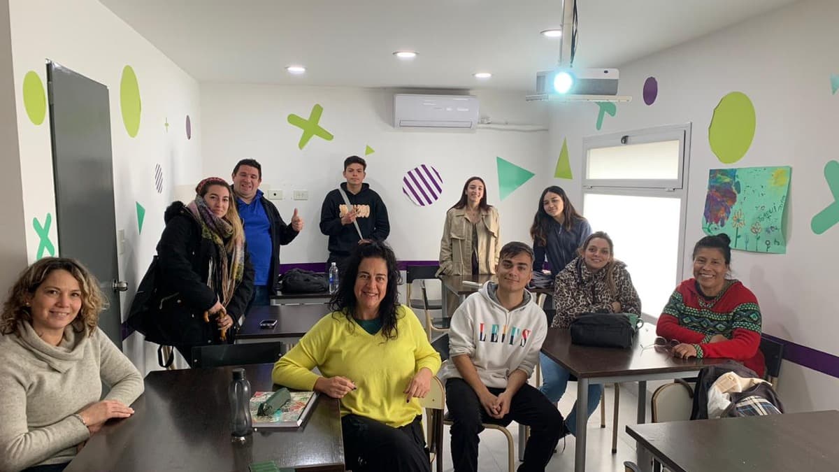 Grupo de alumnos adultos en un taller de preparación para entrevistas laborales
