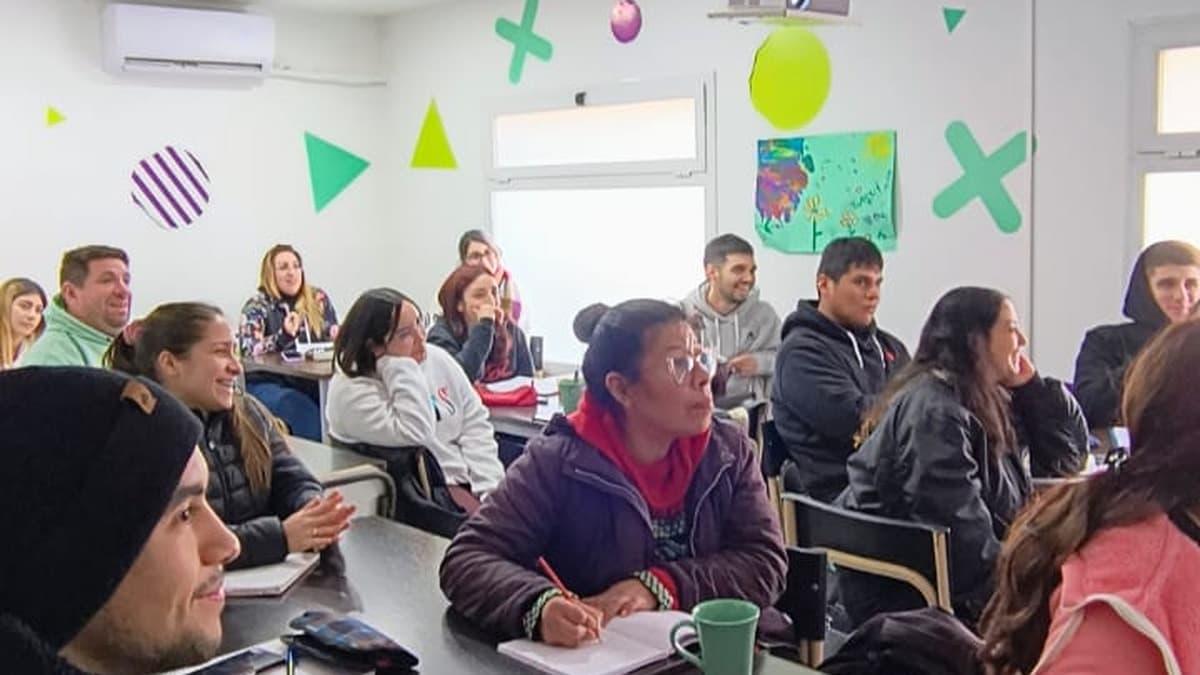 Grupo de alumnos tomando notas durante una clase grupal en el instituto